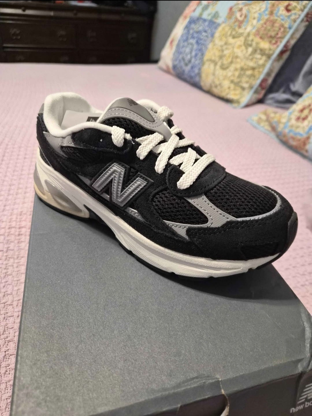2010 Lace New Balance Kids Black and Gray